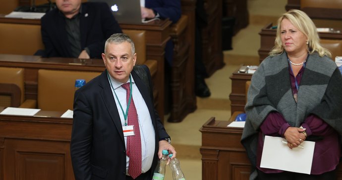 Noční jednání Sněmovny o nedůvěře vládě: Ministr Síkela a exministryně Dostálová (2.9.2022)