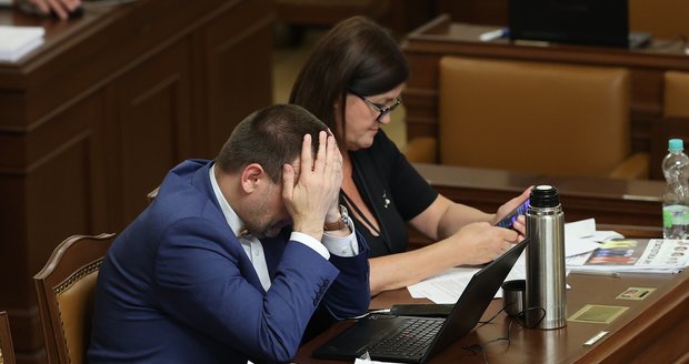 Ostré sněmovní spory kvůli obsazování rad ČT a rozhlasu: Poslanci debatovali 10,5 hodiny
