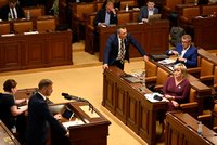 Sněmovna měla nabitý den: Schválila širší sankce, odchod z ústavu v Moskvě a vyšší limit pro plátce DPH