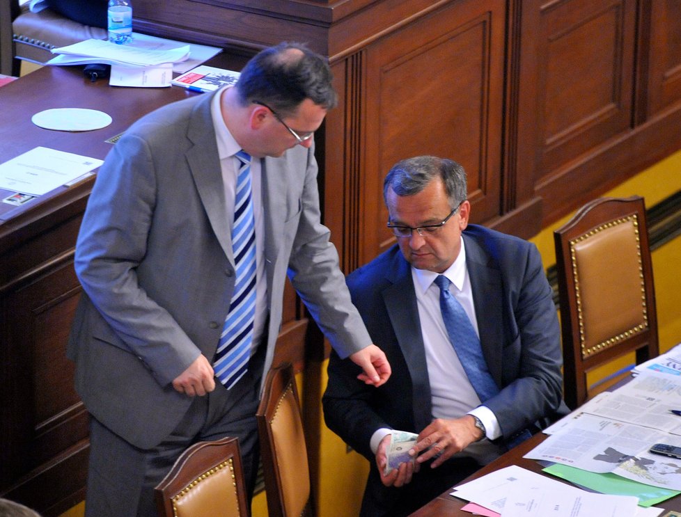Miroslav Kalousek a Petr Nečas (vlevoú na hlasování o vydání Vlasty Parkanové
