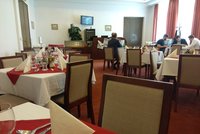 Střízlivá Sněmovna: Zakážou poslancům alkohol i v kantýně? Plán naráží na odpor