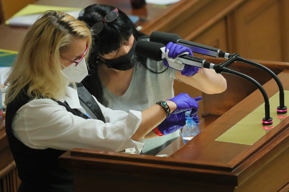 Koronavirus ve Sněmovně: Pracovníci dezinfikují mikrofon u pultíku