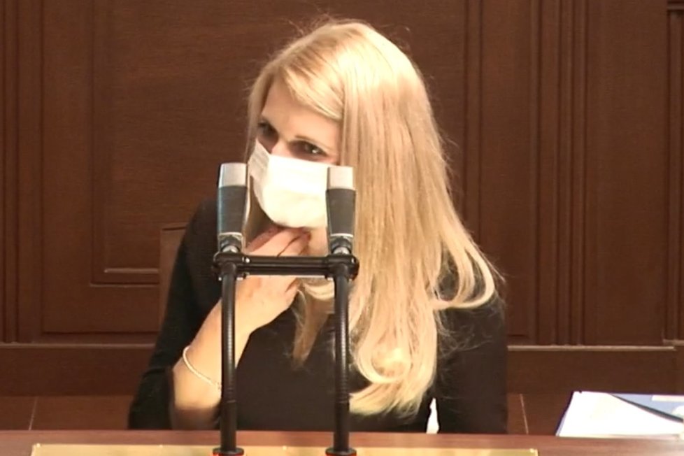 Sněmovna o koronaviru: Okamurova poslankyně Šafránková u konce s dechem kvůli roušce (21.4.2020)