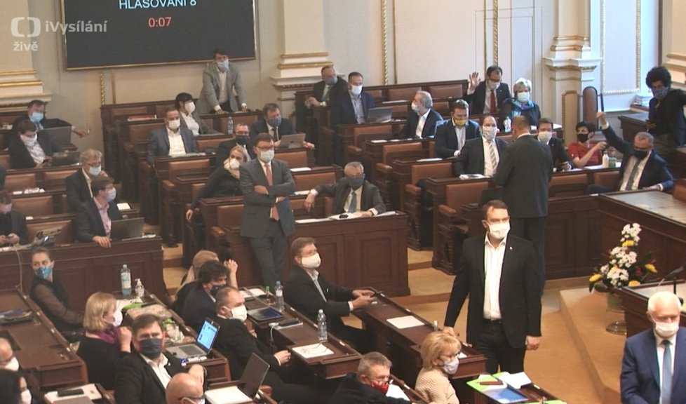 Sněmovna o koroviru: Odhlasovala prodloužení stavu nouze do 30. dubna, proti byli Kalousek i Pekarová Adamová (7.4.2020)