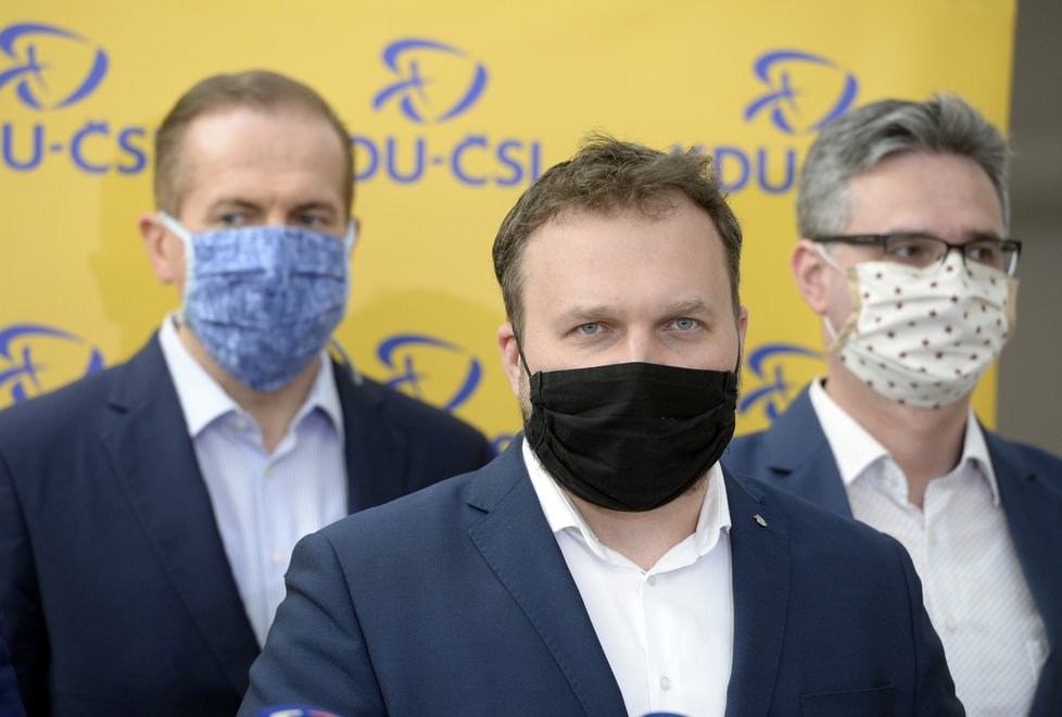 Sněmovna o koronaviru: Marian Jurečka s Vítem Kaňkovským a Ondřejem Benešíkem za zády na tiskovce KDU-ČSL (21.4.2020)