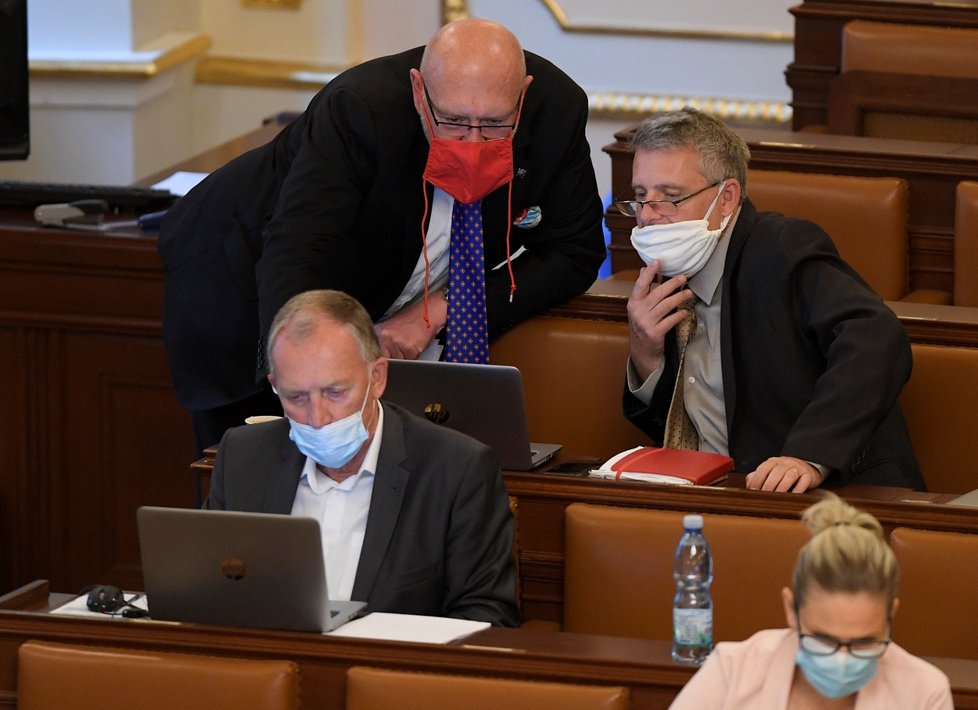 Mimořádná schůze Poslanecké sněmovny svolaná z podnětu opozičních ODS, KDU-ČSL, TOP 09 a STAN se konala 10. září 2020 v Praze. Vpravo je poslanec Stanislav Grospič (KSČM).