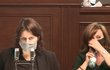Sněmovna o koronaviru a stavu nouze: Jana Maláčová u pultíku, Alena Schillerová pila i s rouškou (28.4.2020)