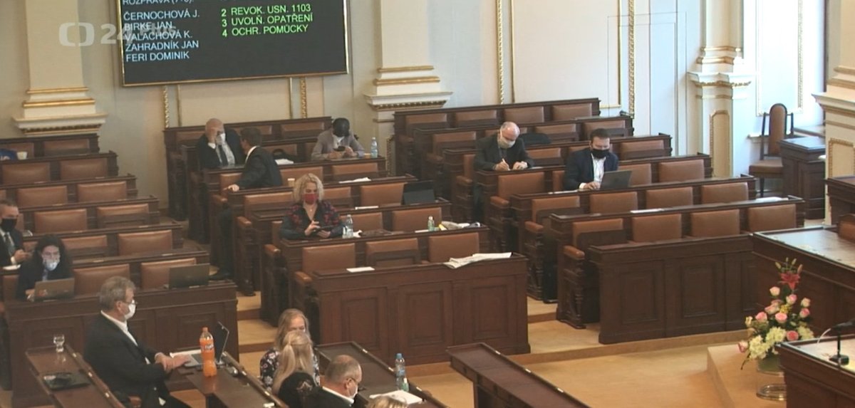 Sněmovna o koronaviru a stavu nouze: Prázdná místa po obědové pauze určená pro opozici. Padla však také dohoda, aby se dnes účastnila pouze půlka poslanců (28.4.2020)