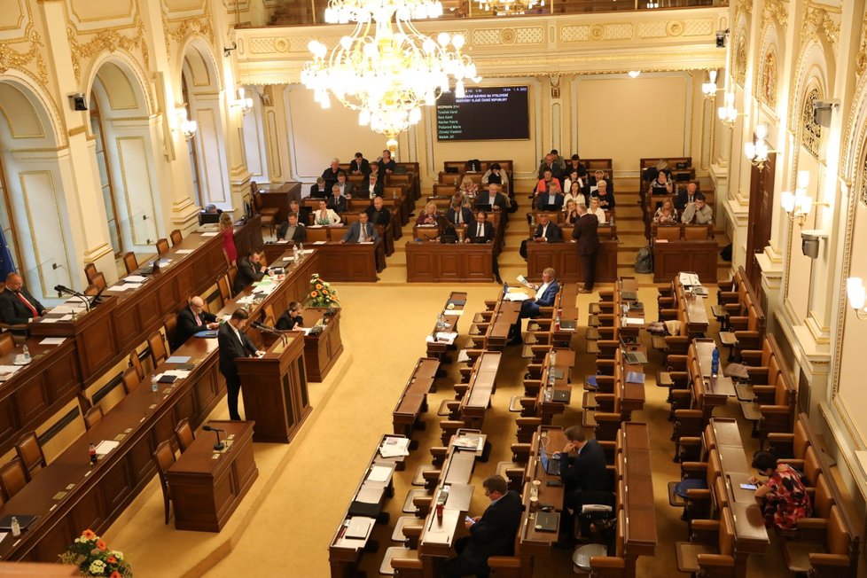 Schůze Sněmovny: Opozice vyvolala hlasování o nedůvěře vlády. Na snímku řídnoucí řady poslanců.