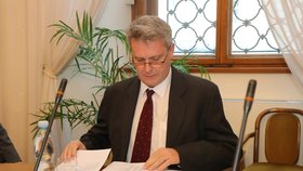 Stanislav Grospič (KSČM) tvrdí, že „názory na přechodník jsou různé“. Pravidla mu ale za pravdu nedávají.