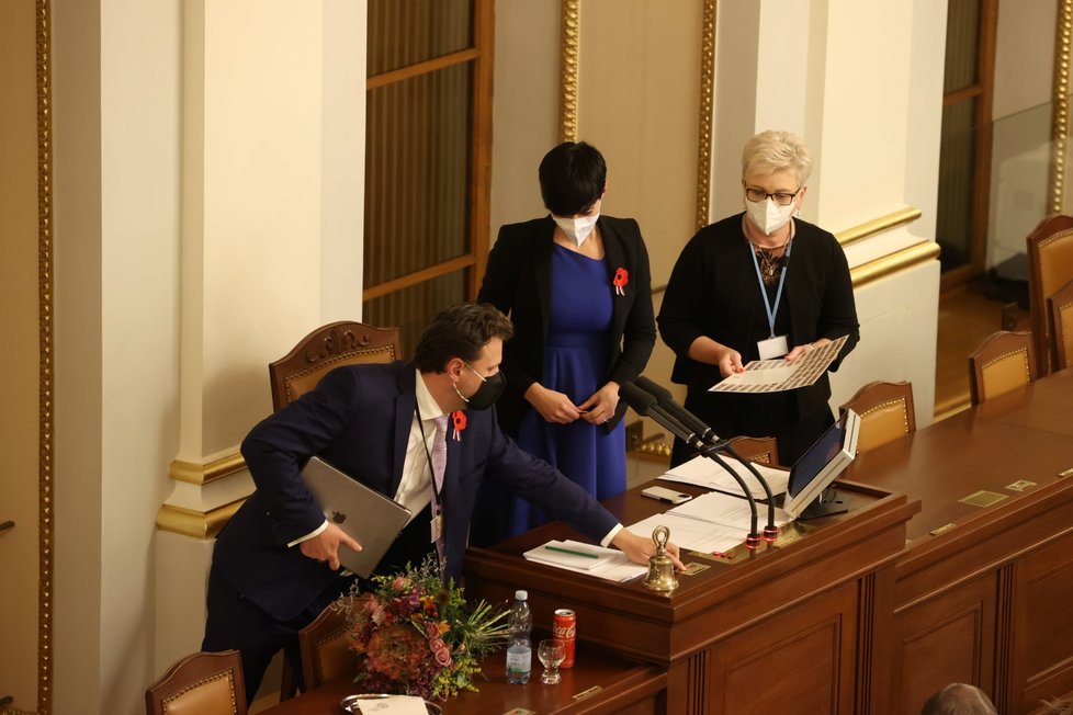 Radek Vondráček (ANO) přepouští místo u předsednického stolu Markétě Pekarové Adamové.