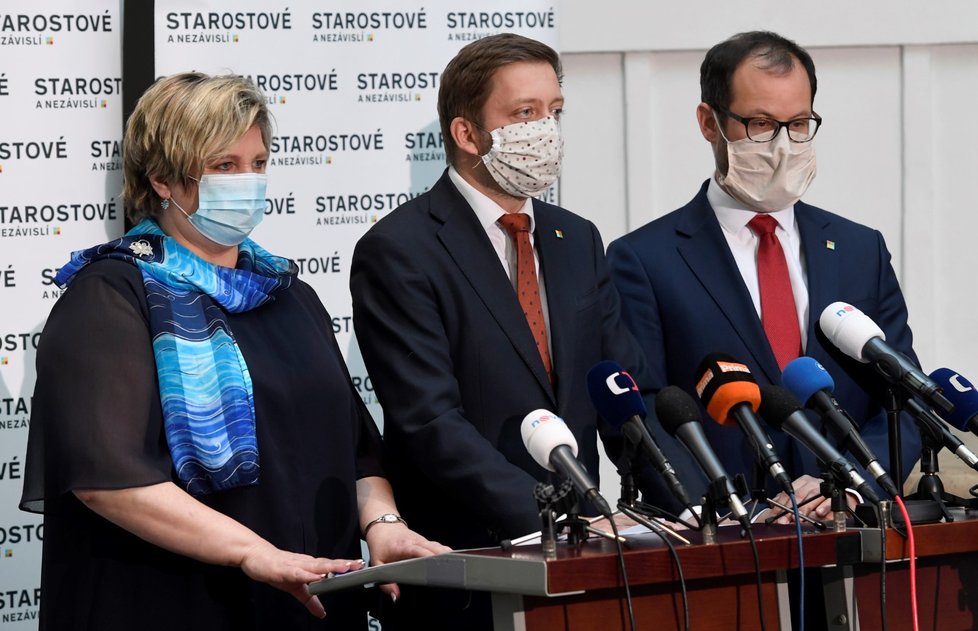 Zleva místropředsedkyně Věra Kovářová, předseda Vít Rakušan a místopředseda Jan Farský na zasedání Sněmovny v době koronavirové krize (7.4.2020)