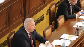 Ministr vnitra Milan Chovanec se připravuje na své vystoupení ve Sněmovně