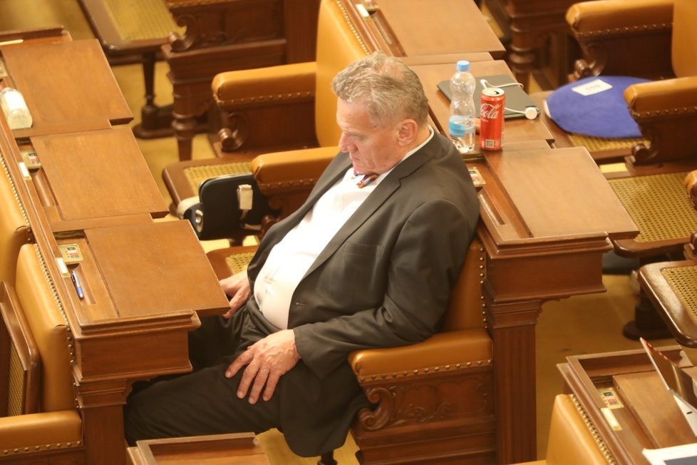 Mimořádná schůze Sněmovny: Poslanec Bohuslav Svoboda (ODS) v jednacím sále usnul (4. 5. 2022).
