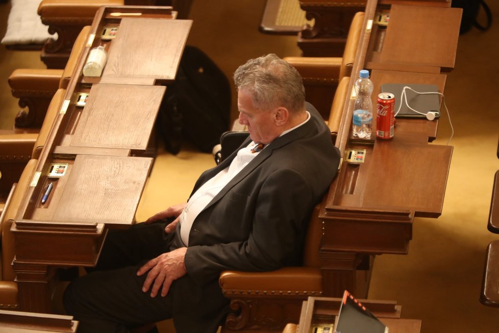 Mimořádná schůze Sněmovny: Poslanec Bohuslav Svoboda (ODS) v jednacím sále usnul (4. 5. 2022).