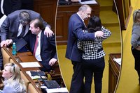 Valentýnské něžnosti ve Sněmovně: Doteky a úsměvy nadlidí vystřídala bouře!