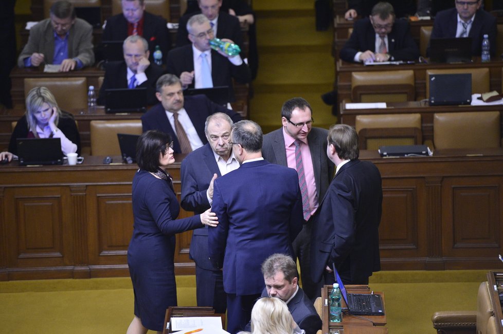Důvěrnosti ve Sněmovně: Vtažen do nich byl i Miroslav Kalousek (zády, uprostřed)