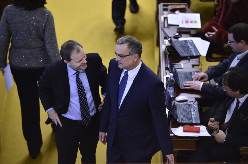Důvěrnosti ve Sněmovně: Ministr školství Marcel Chládek se usmívá na exministra Kalouska