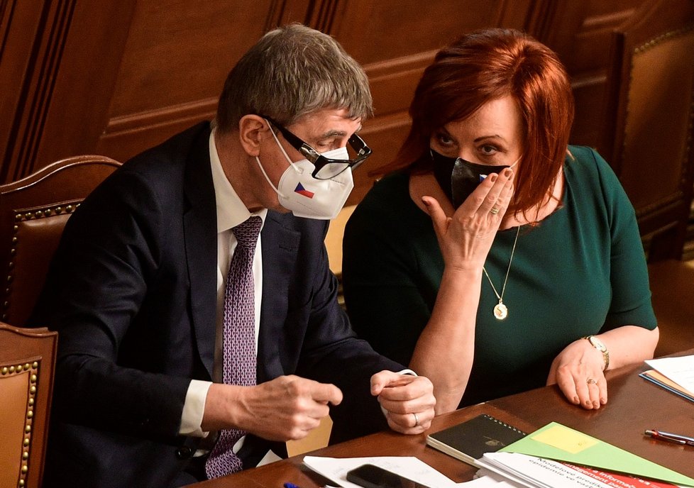 Premiér Andrej Babiš (ANO) a ministryně financí Alena Schillerová  v Poslanecké sněmovně během projednávání prodloužení nouzového stavu (26.2.2021)