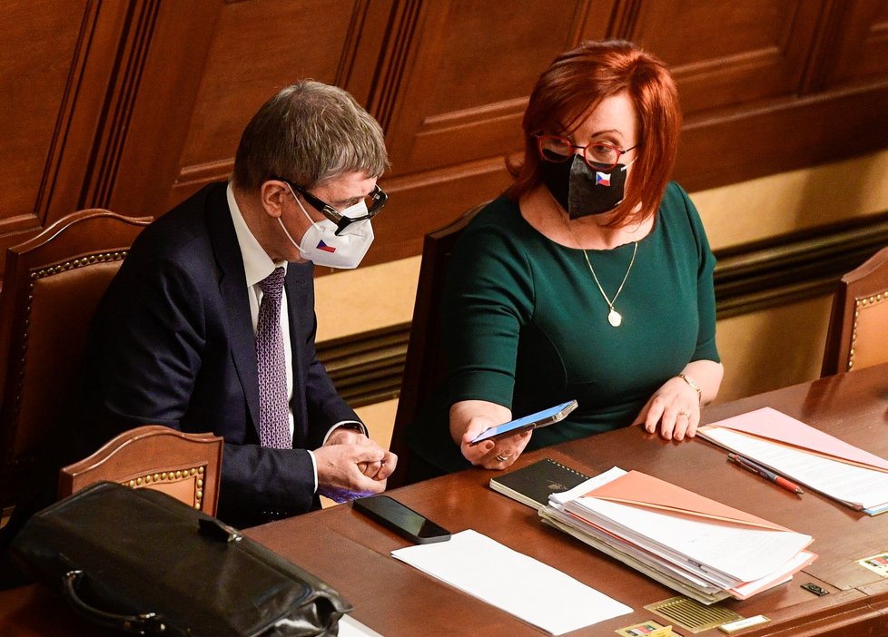 Premiér Andrej Babiš (ANO) a ministryně financí Alena Schillerová  v Poslanecké sněmovně během projednávání prodloužení nouzového stavu (26. 2. 2021)