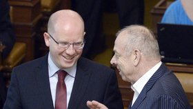 Jednání Sněmovny o svátečních nákupech: Premiér Sobotka a někdejší šéf odborářů Zavadil