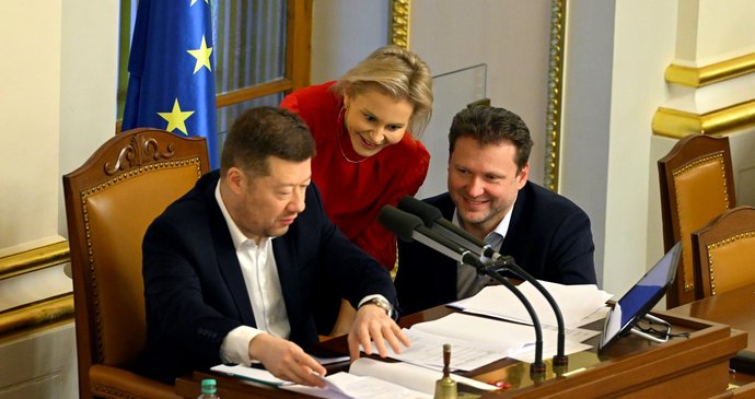 Jednání sněmovny o odkladu superdávky: Tomio Okamura (SPD), Tatiana Malá (ANO) a Radek Vondráček (ANO) (13.2.2026)