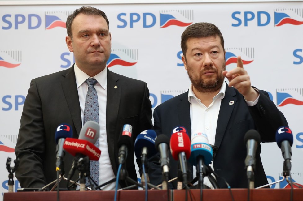 Jednání Sněmovny o pandemickém zákoně: Předseda SPD Tomio Okamura a předseda klubu Radim Fiala (16.2.2022)