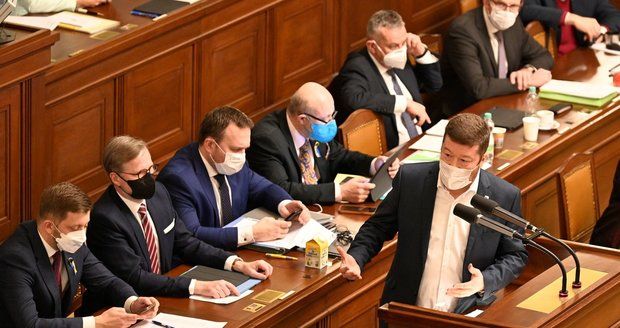 Pandemický zákon je schválen: Sněmovna přehlasovala senátní veto, Zeman novelu podepíše