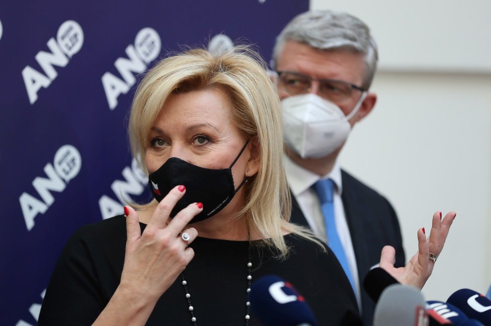 Jednání Sněmovny o pandemickém zákoně: Šéfka klubu Alena Schillerová (ANO), v pozadí poslanec Karel Havlíček (ANO) (16. 2. 2022)