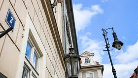 Ukrajinskou vlajku na Sněmovnu vyvěsila její předsedkyně Pekarová Adamová (22. 2. 2022).