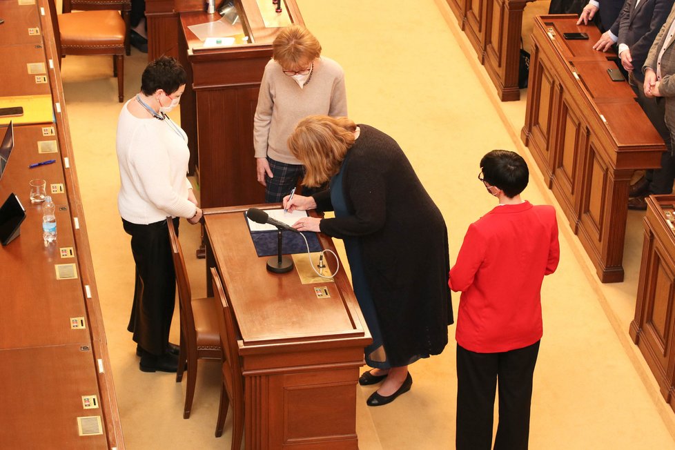 Nová poslankyně Jarmila Levko (STAN) skládá poslanecký slib ve Sněmovně (18. 2. 2022)