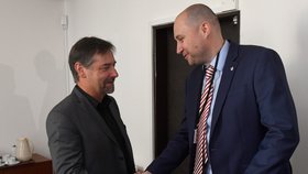 Předseda bezpečnostního výboru Radek Koten (vlevo) a ředitel Generální inspekce bezpečnostních sborů (GIBS) Radim Dragoun ve Sněmovně (21. 5. 2019)