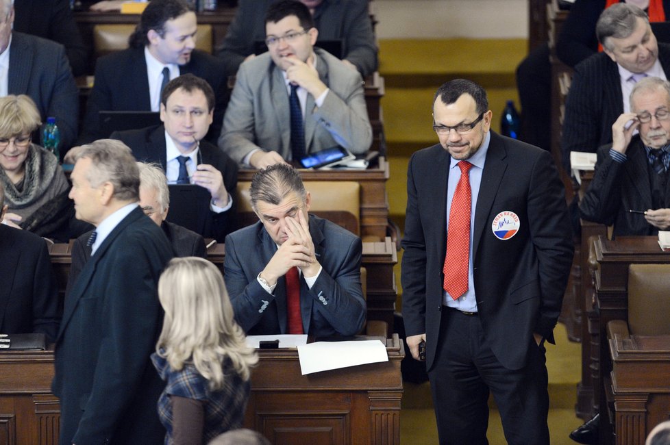 Na některých sakách poslanců se objevila i nálepka, podporující kandidaturu Milšoe Zemana na Hrad