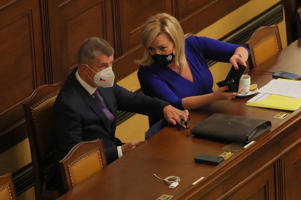 Mimořádná schůze Sněmovny k platům politiků (5. 10. 2021): Andrej Babiš (ANO) a Alena Schillerová (za ANO)