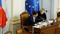 Taťána Malá u Tomia Okamury začátkem sněmovní schůze (24. 9. 2026). Taťána Malá u Tomia Okamury začátkem sněmovní schůze (24. 9. 2026).