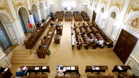 Zahájení mimořádné schůze Sněmovny k platům: Slabá účast poslanců (24. 9. 2026)