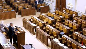 Zahájení mimořádné schůze Sněmovny k platům: Slabá účast poslanců (24. 9. 2026)