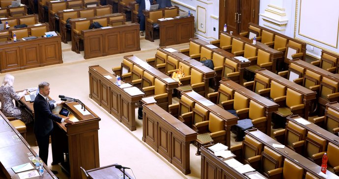 Zahájení mimořádné schůze Sněmovny k platům: Slabá účast poslanců (24. 9. 2026)