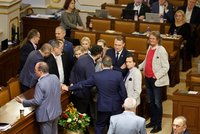 Urbanová a Skopeček o boji kvůli poplatkům: „Destrukce a totální válka!“ A demonstrace na Staromáku