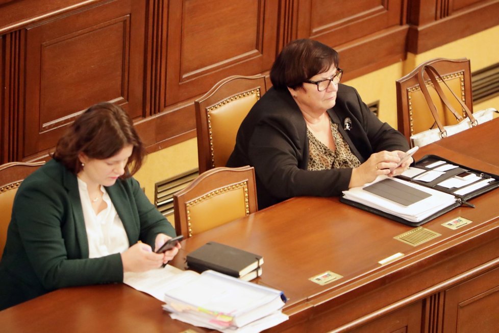 Ministryně Jana Maláčová (ČSSD) a Marie Benešová (za ANO) ve Sněmovně (5.11.2019)