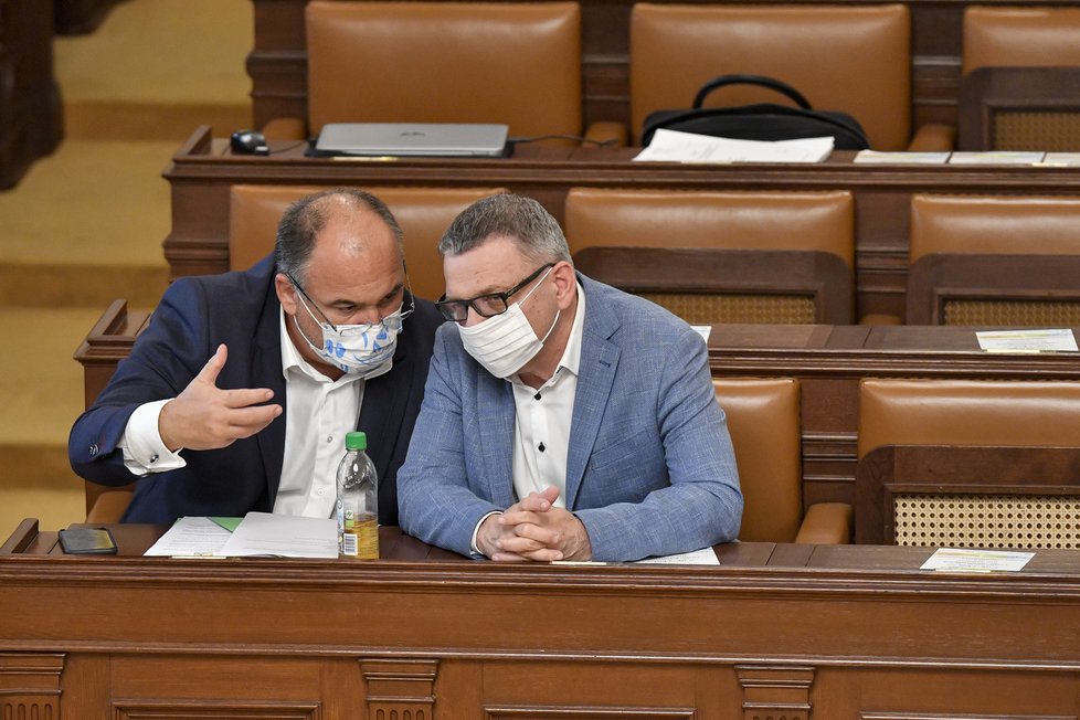 Sněmovna opět v rouškách: Jan Birke a Lubomír Zaorálek z ČSSD (15.9.2020)
