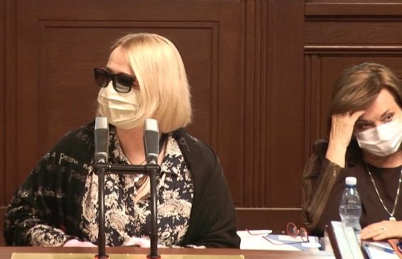 Jana Černochová (ODS) dorazila do Sněmovny nejen s rouškou, ale i brýlemi (24.3.2020)
