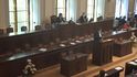 Sněmovna o koronaviru: v úterý odpoledne zela vládní lavice prázdnotou, Hamáček se čílil, že si stav nouze neužívají (7.4.2020)