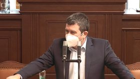 Sněmovna o koronaviru: v úterý odpoledne zela vládní lavice prázdnotou, Hamáček se čílil, že si stav nouze neužívají (7.4.2020)