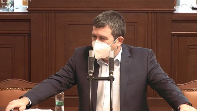 Vicepremiér a ministr vnitra Jan Hamáček (ČSSD) na úterní mimořádné schůzi sněmovny týkající se opatření pro boj s pandemií koronaviru. (7.4.2020)