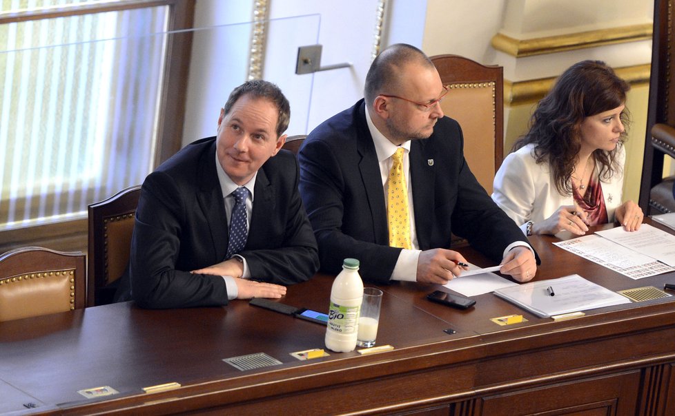 Místopředseda Sněmovny Petr Gazdík vyrazil do sněmovních lavic s mlékem