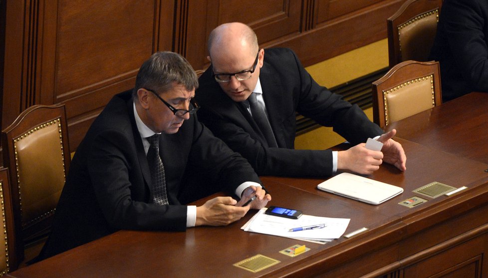 Lídři nové vlády Bohuslav Sobotka a Andrej Babiš se zákazem prodeje alkoholu ve Sněmovně prý problém nemají