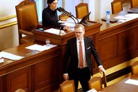 Opozice grilovala Fialu kvůli jeho milionu. Babiš: Neskutečný skandál! Kauza neexistuje, vzkázal premiér