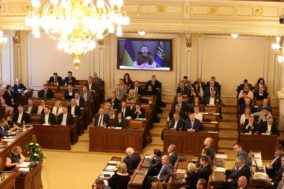 Poslanci poslouchají prezidenta Zelenského. (15. 6. 2022)
