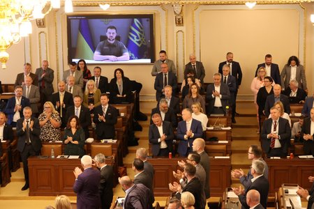 Čeští poslanci vestoje tleskali projevu Volodymyra Zelenského.